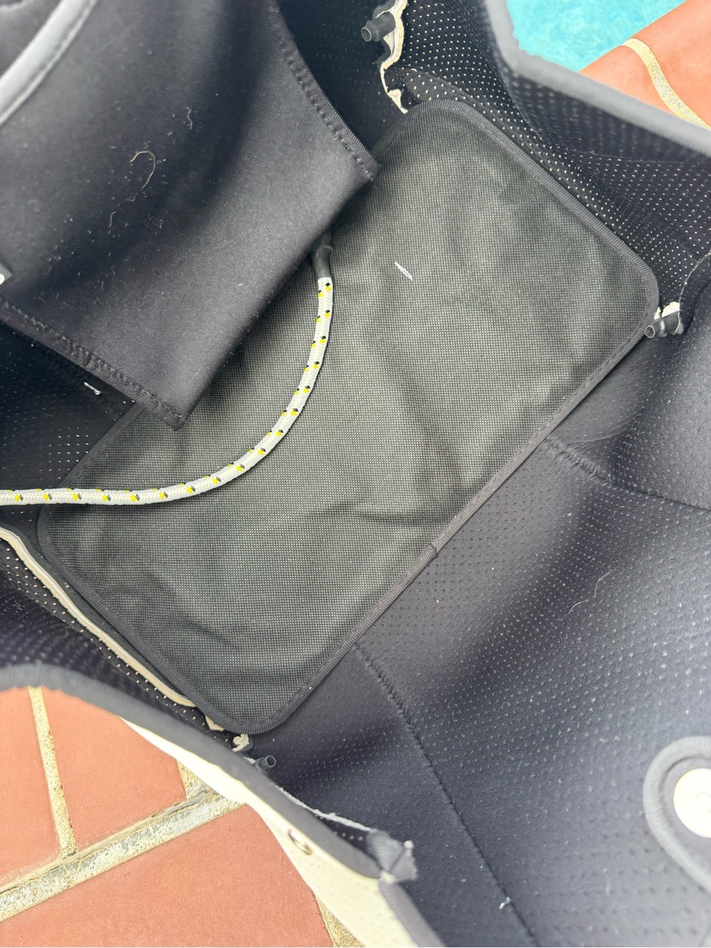 Haute Shore Neoprene tote bag- in Aspen - Picture 4 of 6